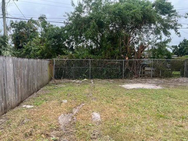 a view of a backyard