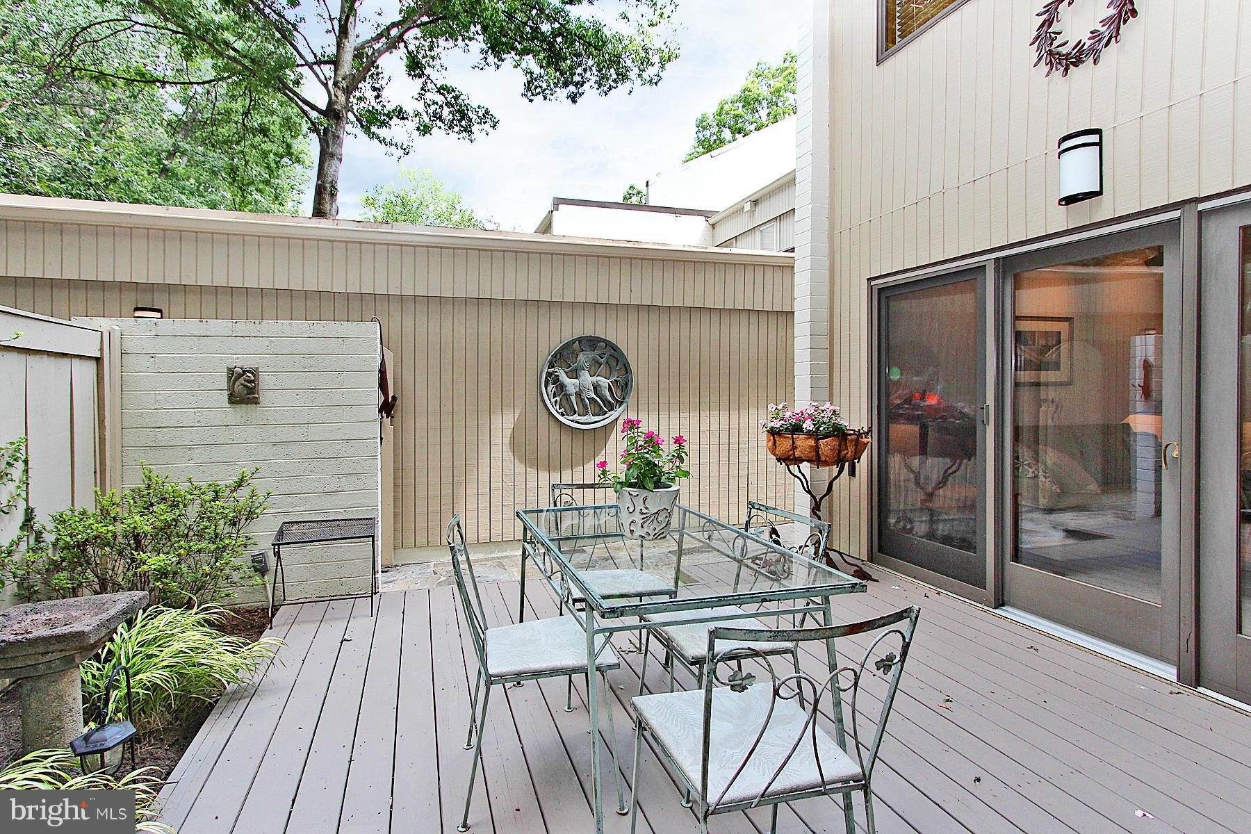 1600 Waters Edge Lane Reston, VA 20190 - Photo 3 of 30 Front Fenced Courtyard