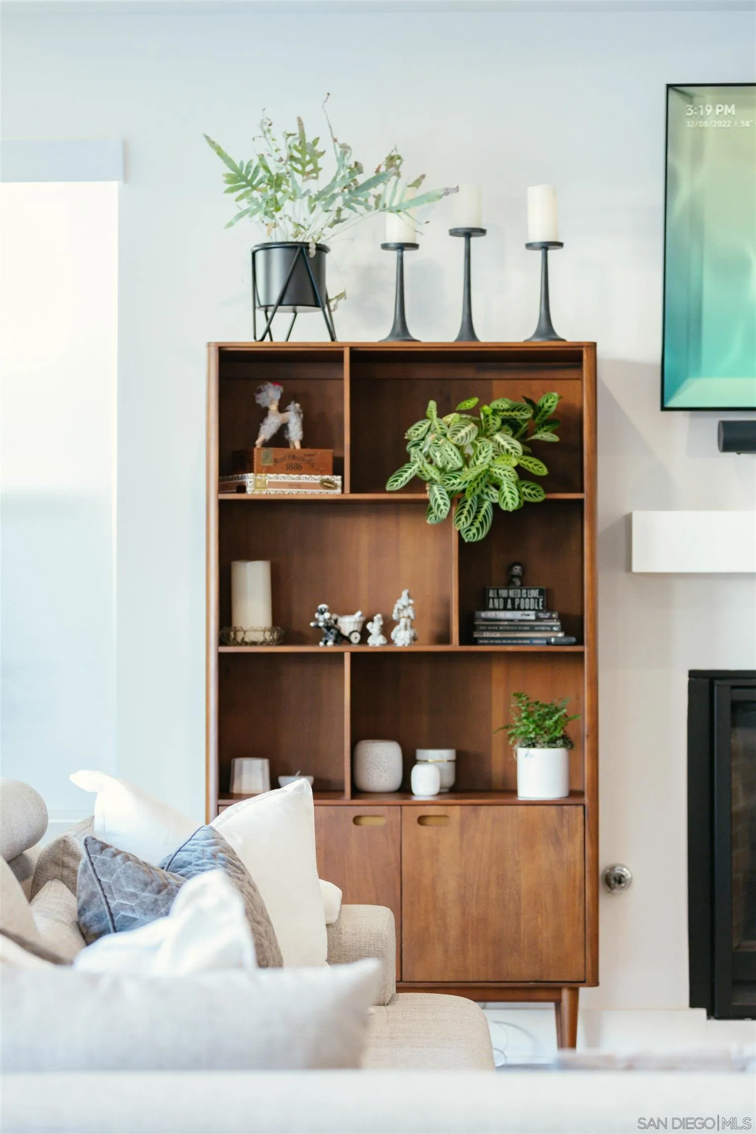 927 Moonstone Court Encinitas, CA 92024 - Photo 11 of 31 a living room with furniture and potted plant
