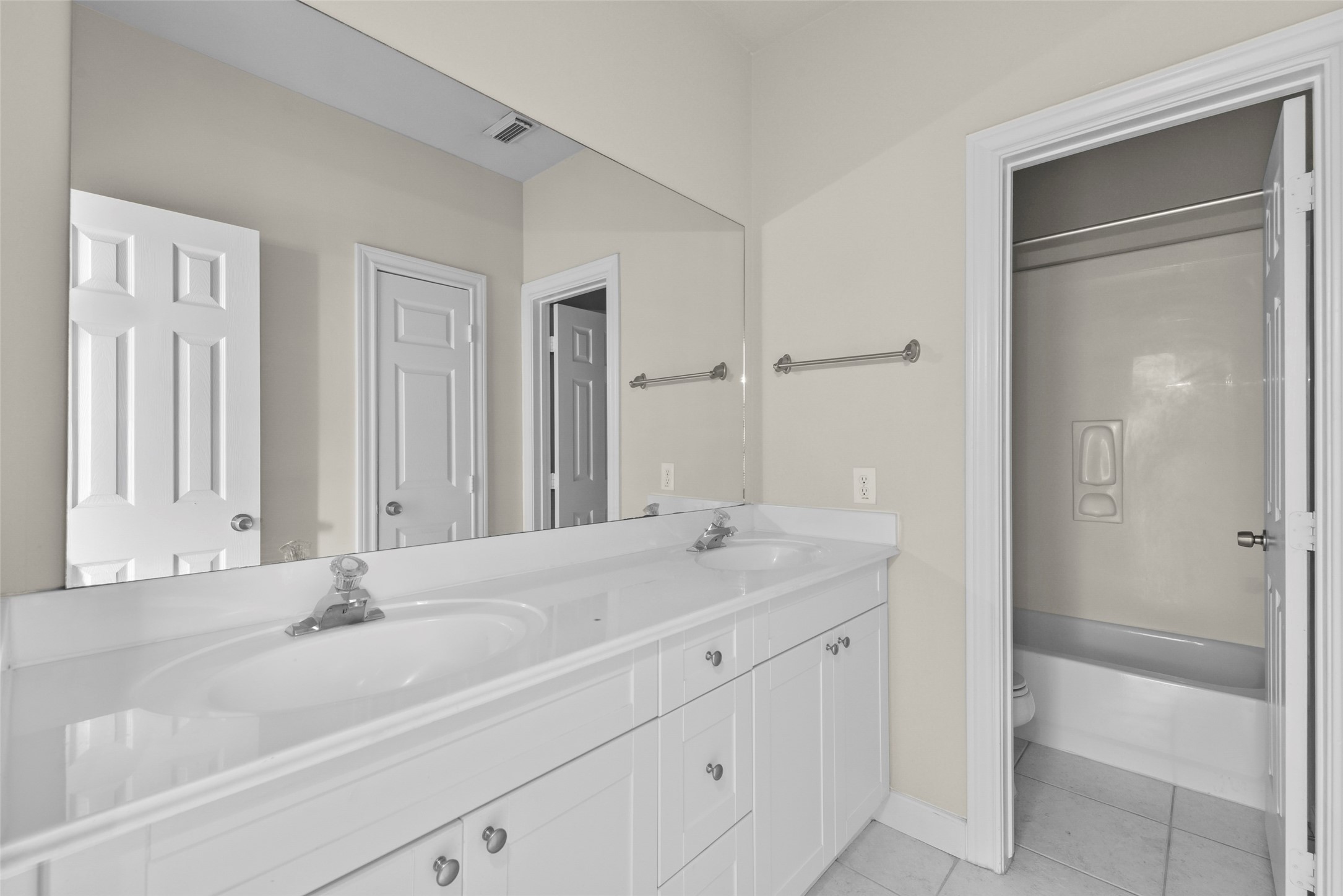 5343 Kiam Street Houston, TX 77007 - Photo 8 of 34