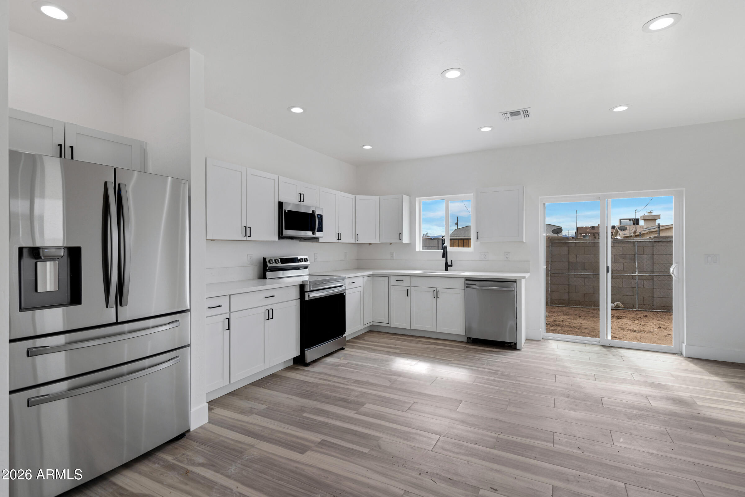 1527 West Hadley Street Phoenix, AZ 85007 - Photo 8 of 28 1523 W Hadley St-36