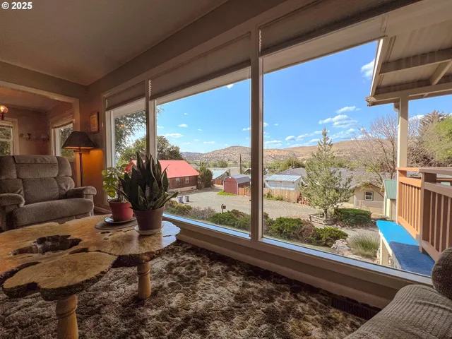 $348,000 | 600 Southeast 2nd Avenue, John Day, OR 97845