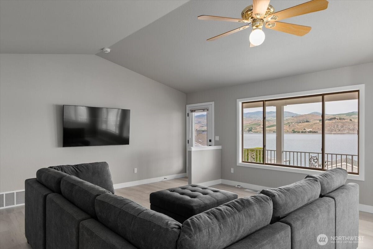1496 South Lakeshore Road Chelan, WA 98816 - Photo 8 of 40