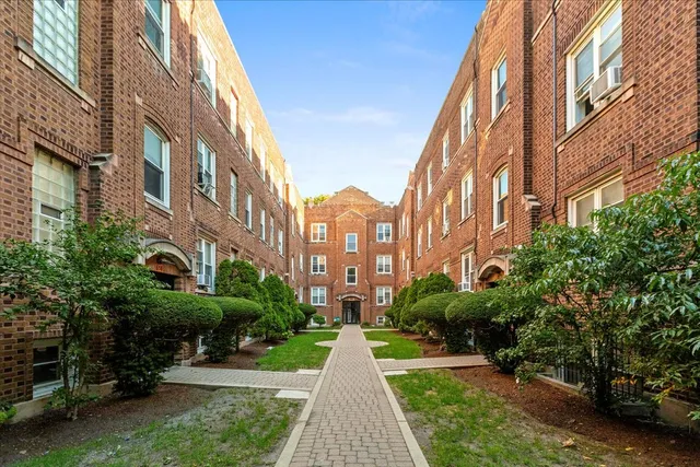 $1,350 | 658 West Oakdale Avenue, Unit 3C, Chicago, IL 60657