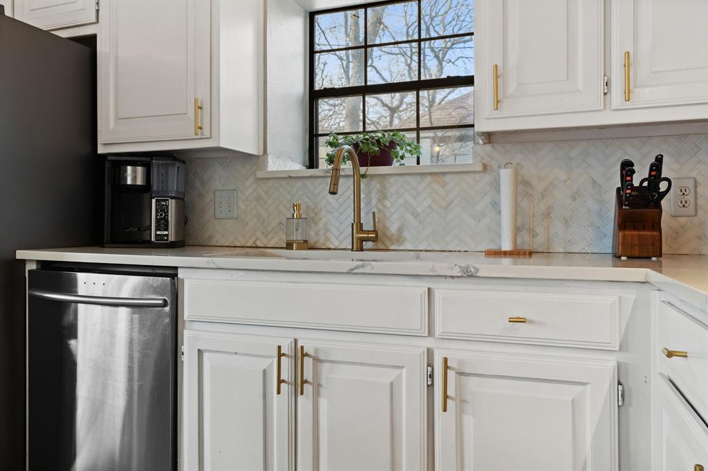 1008 Oak Valley Road Burleson, TX 76028 - Photo 6 of 30