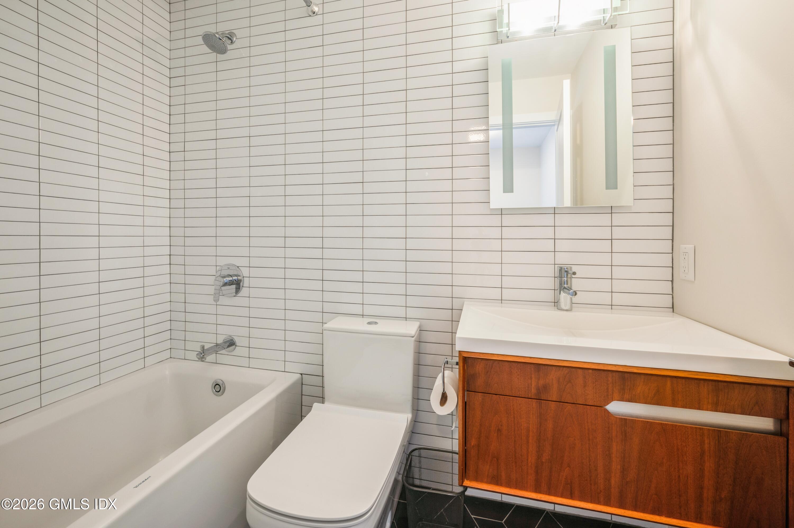 11 River Road, Unit 112 Cos Cob, CT 06807 - Photo 14 of 33 17_11RiverRd_112_2024_HiRes