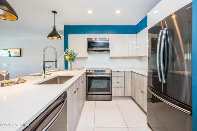 $6,900 | 11 River Road, Unit 112, Cos Cob, CT 06807