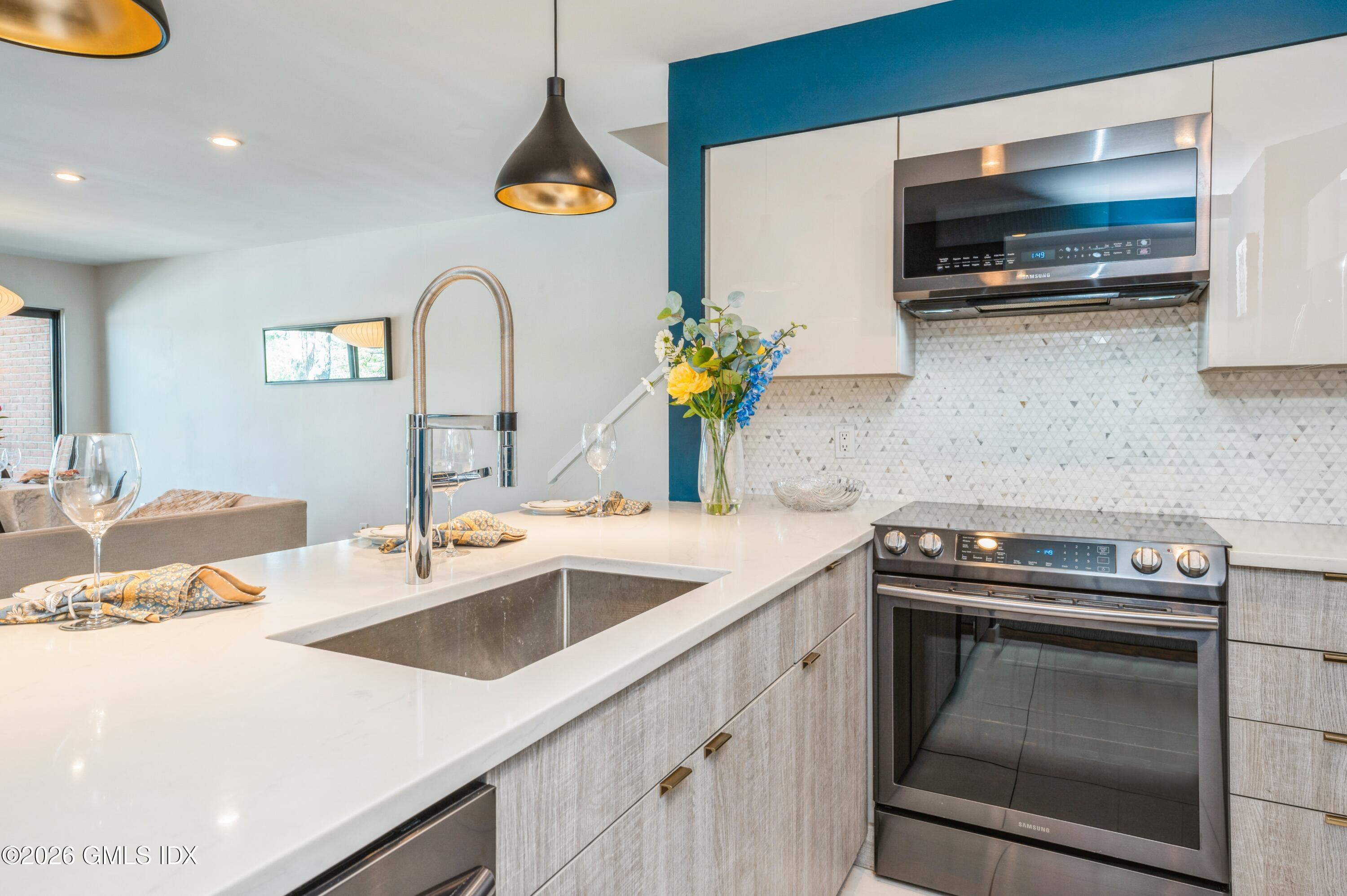 11 River Road, Unit 112 Cos Cob, CT 06807 - Photo 6 of 33 04_11RiverRd_112_2004_HiRes