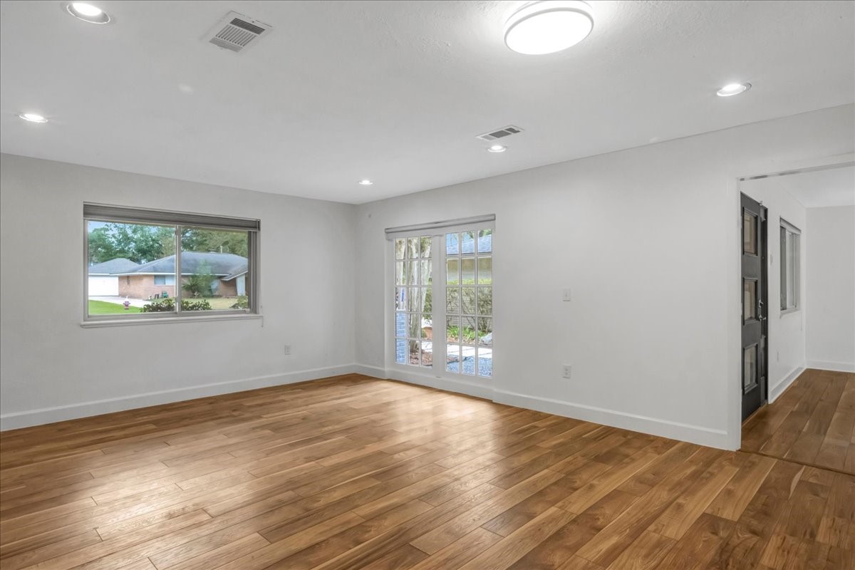 1614 Wavecrest Lane Houston, TX 77062 - Photo 13 of 42 Flex room is front facing located just off the front entry. Add a barn door for additional privacy if needed.