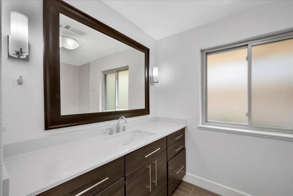 1614 Wavecrest Lane Houston, TX 77062 - Photo 23 of 42 Primary bath.