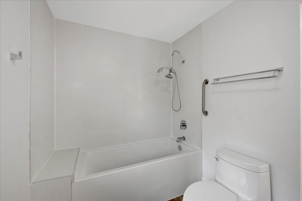 1614 Wavecrest Lane Houston, TX 77062 - Photo 24 of 42 Gorgeous updated primary bath.