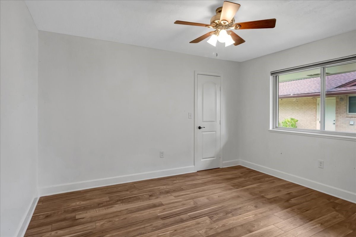 1614 Wavecrest Lane Houston, TX 77062 - Photo 25 of 42 Bedroom #2 has a side facing window and walk in closet.