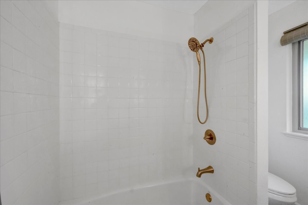 1614 Wavecrest Lane Houston, TX 77062 - Photo 29 of 42 Hall bathroom has shower/tub combo.