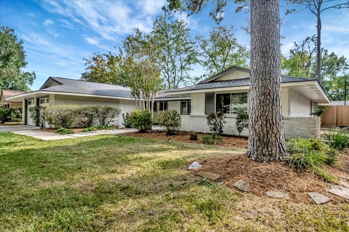 1614 Wavecrest Lane Houston, TX 77062 - Photo 35 of 42 Lovely curb appeal.