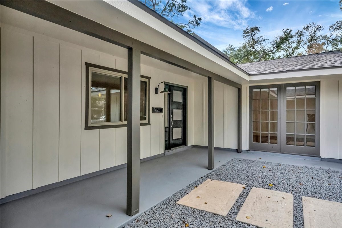 1614 Wavecrest Lane Houston, TX 77062 - Photo 4 of 42 Beautiful front entry has space for chairs to overlook the street.