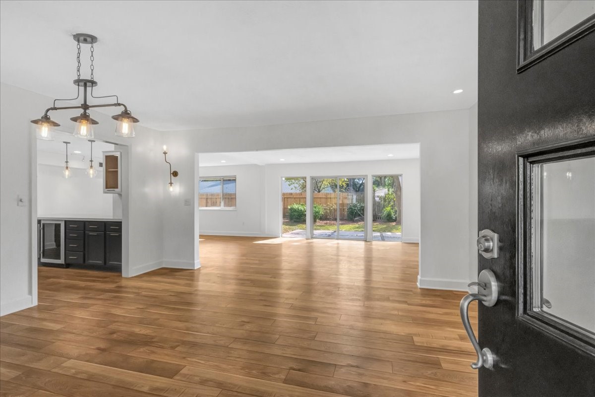 1614 Wavecrest Lane Houston, TX 77062 - Photo 6 of 42 Welcome inside!