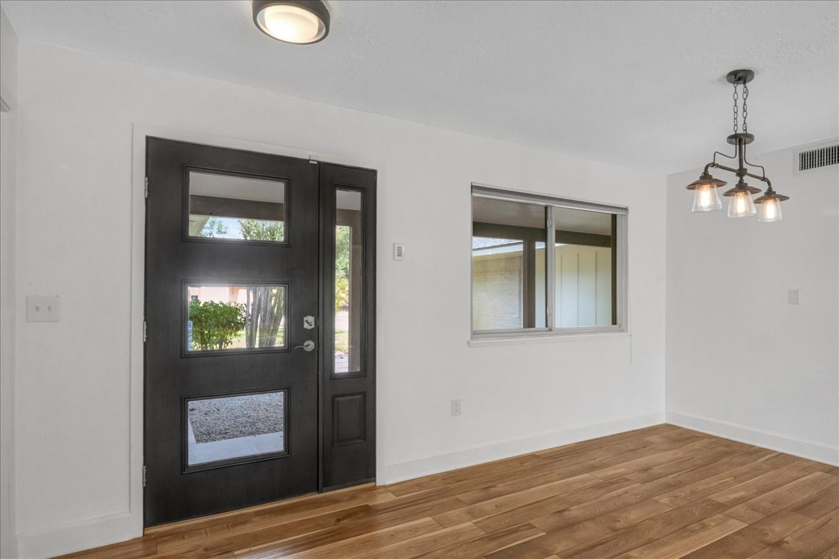 1614 Wavecrest Lane Houston, TX 77062 - Photo 7 of 42 Just inside the front door, is the dining room space.