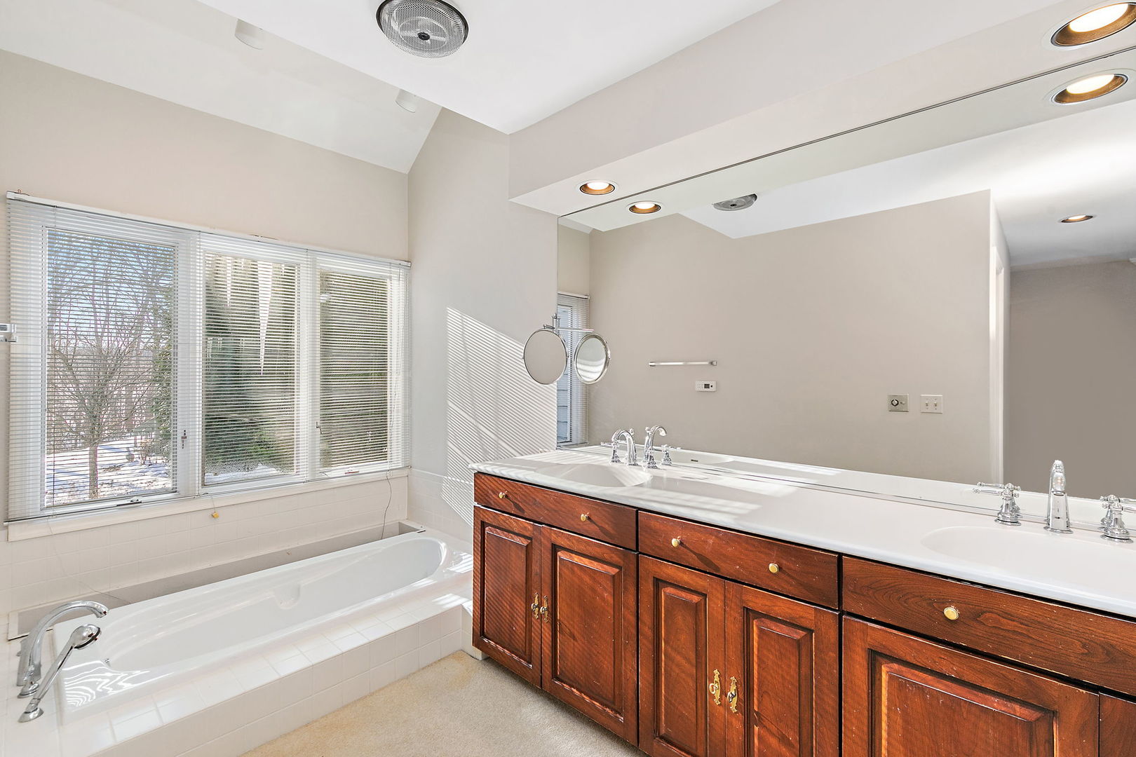 43 North Ravenscraig Lane Inverness, IL 60067 - Photo 17 of 64 a bathroom with a sink double vanity mirror and a bathtub