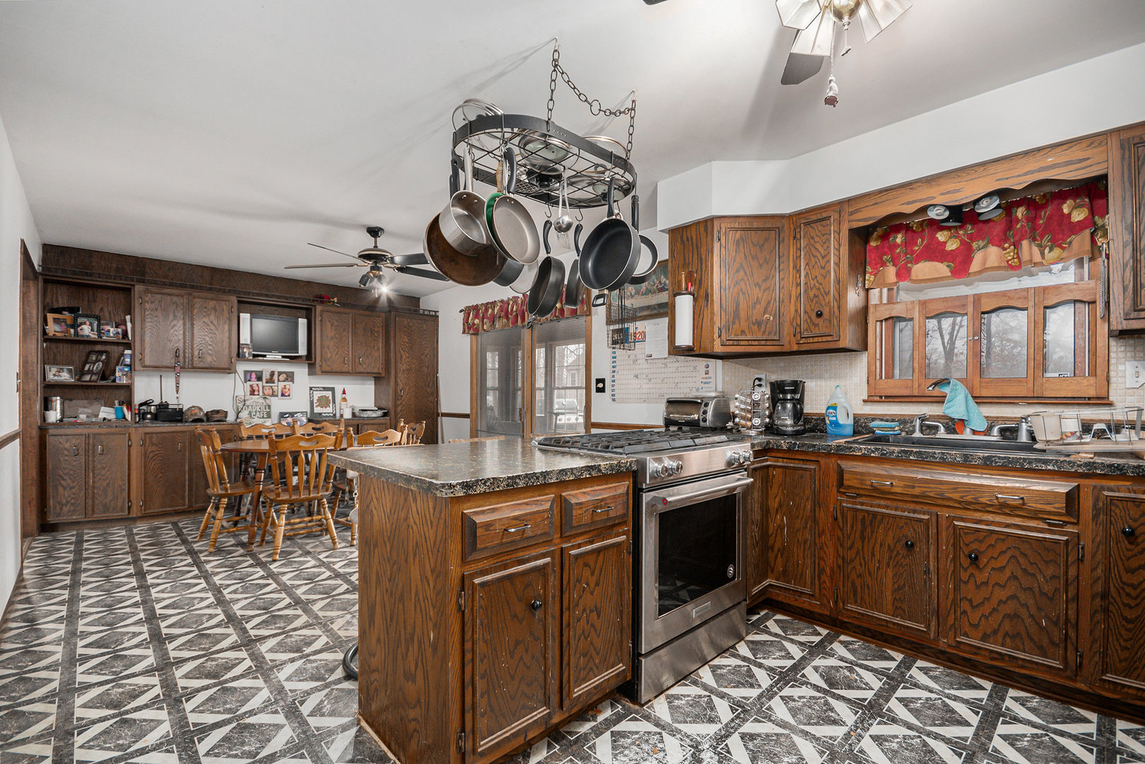 13090 River Road Plano, IL 60545 - Photo 5 of 27 a kitchen with lots of counter top space
