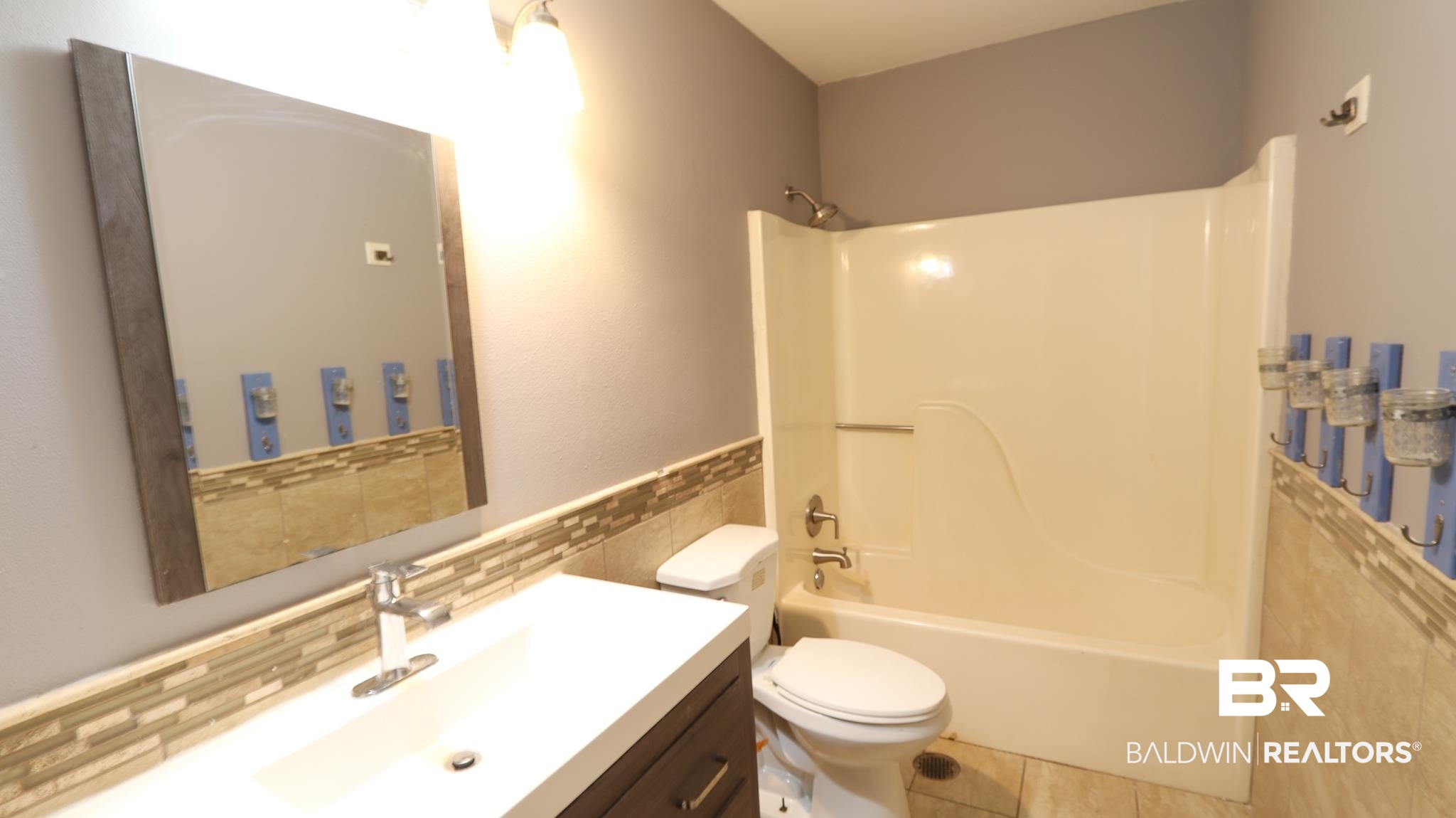 16850 Bogle Lane Foley, AL 36535 - Photo 9 of 28 Downstairs Guest Bath