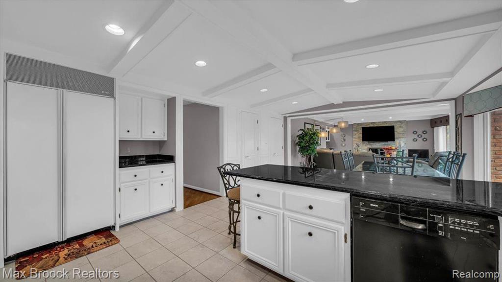 404 Shellbourne Drive Rochester Hills, MI 48309 - Photo 14 of 52