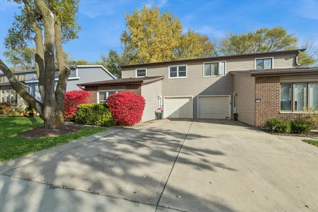 $367,500 | 323 Morningside Drive, Unit B, Bloomingdale, IL 60108