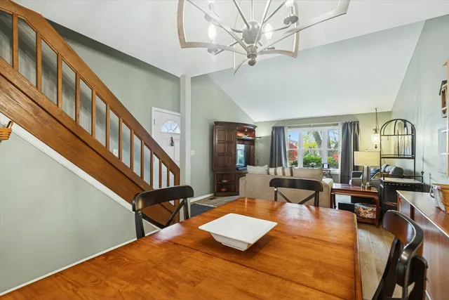 $367,500 | 323 Morningside Drive, Unit B, Bloomingdale, IL 60108