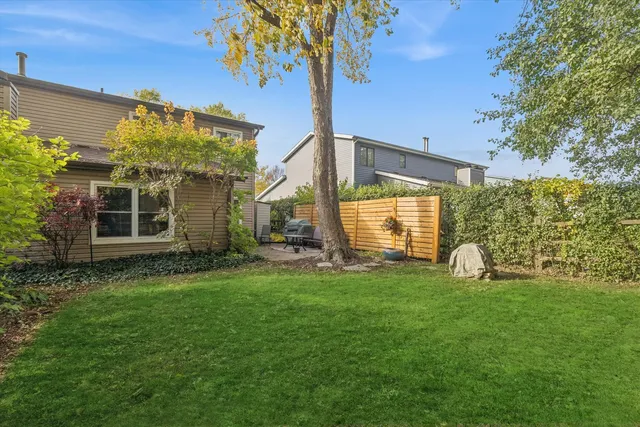 $367,500 | 323 Morningside Drive, Unit B, Bloomingdale, IL 60108