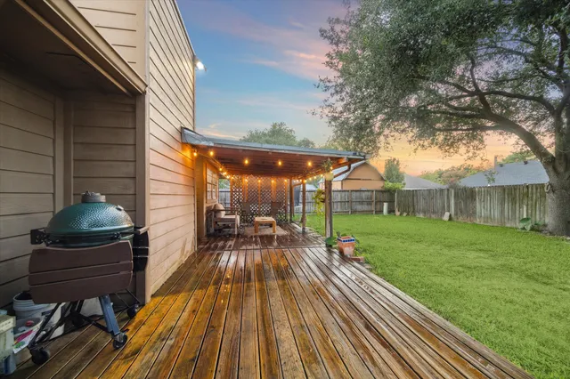 a view of a backyard with sitting area