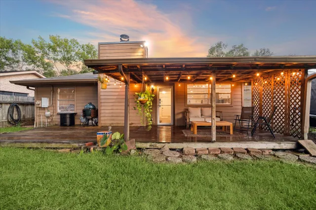 a view of a house with backyard and garden