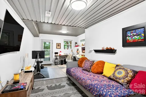 $1,100,000 | 153 SkyView Circle, Asheville, NC 28804