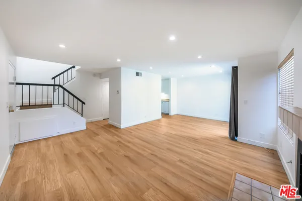 $3,195 | 22135 Burbank Boulevard, Unit 4, Woodland Hills, CA 91367