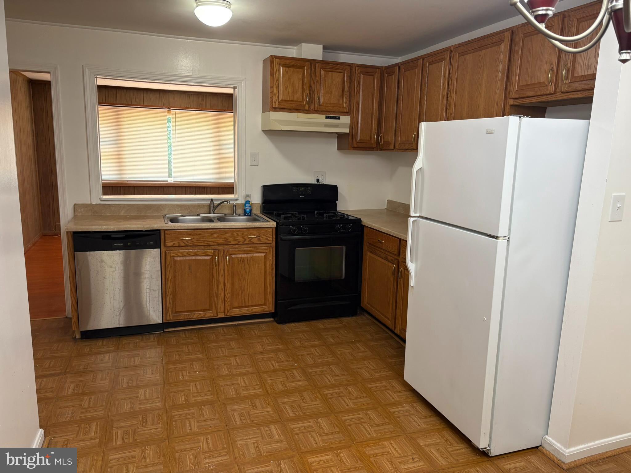 4903 Hollywood Road College Park, MD 20740 - Photo 6 of 28 Kitchen