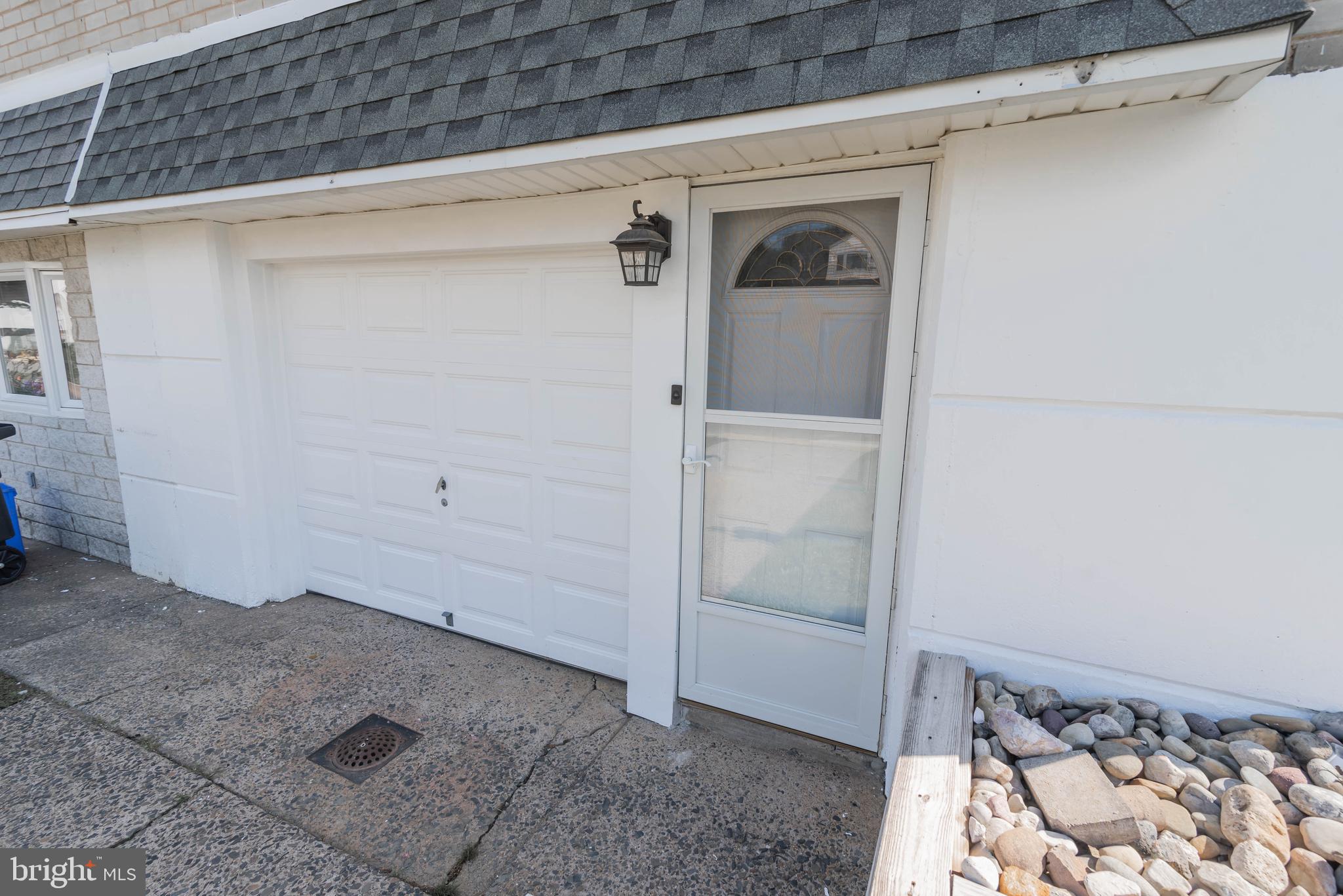 815 Avon Road Philadelphia, PA 19116 - Photo 3 of 28 Garage w/Entrance