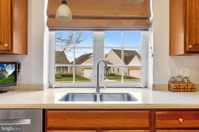 a view of a kitchen with kitchen area