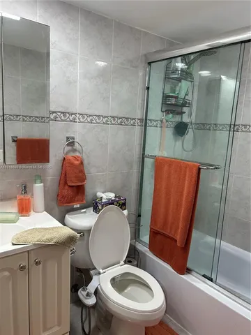 $2,200 | 6969 Collins Avenue, Unit 407, Miami Beach, FL 33141