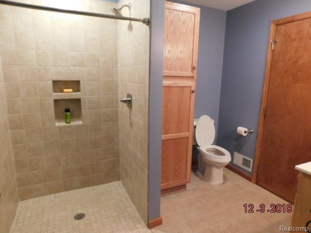 9482 Stelzer Road Howell, MI 48855 - Photo 6 of 28 Full bathroom