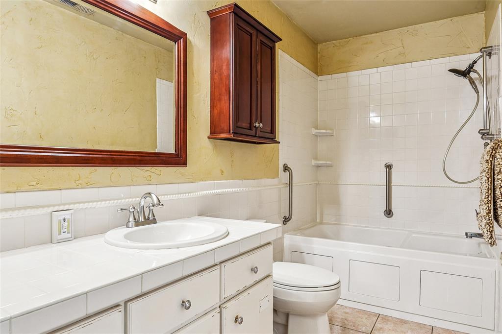 2121 Fairfax Road Denton, TX 76205 - Photo 19 of 40 Primary Bathroom