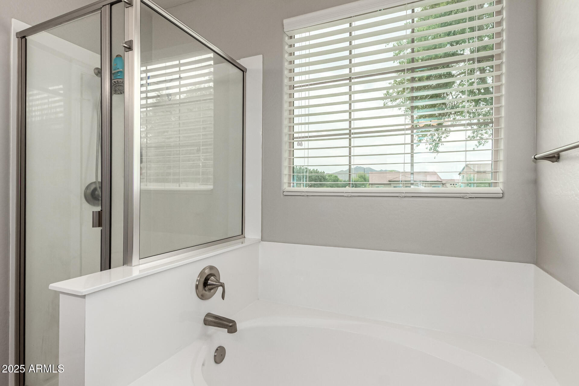 3135 East Ridgewood Lane Gilbert, AZ 85298 - Photo 16 of 39 a bathroom with a tub and a window