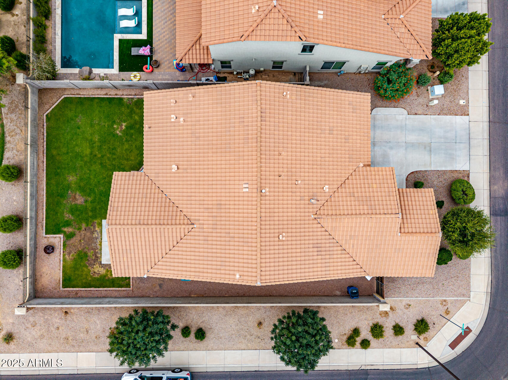 3135 East Ridgewood Lane Gilbert, AZ 85298 - Photo 38 of 39 an aerial view of a house with a yard