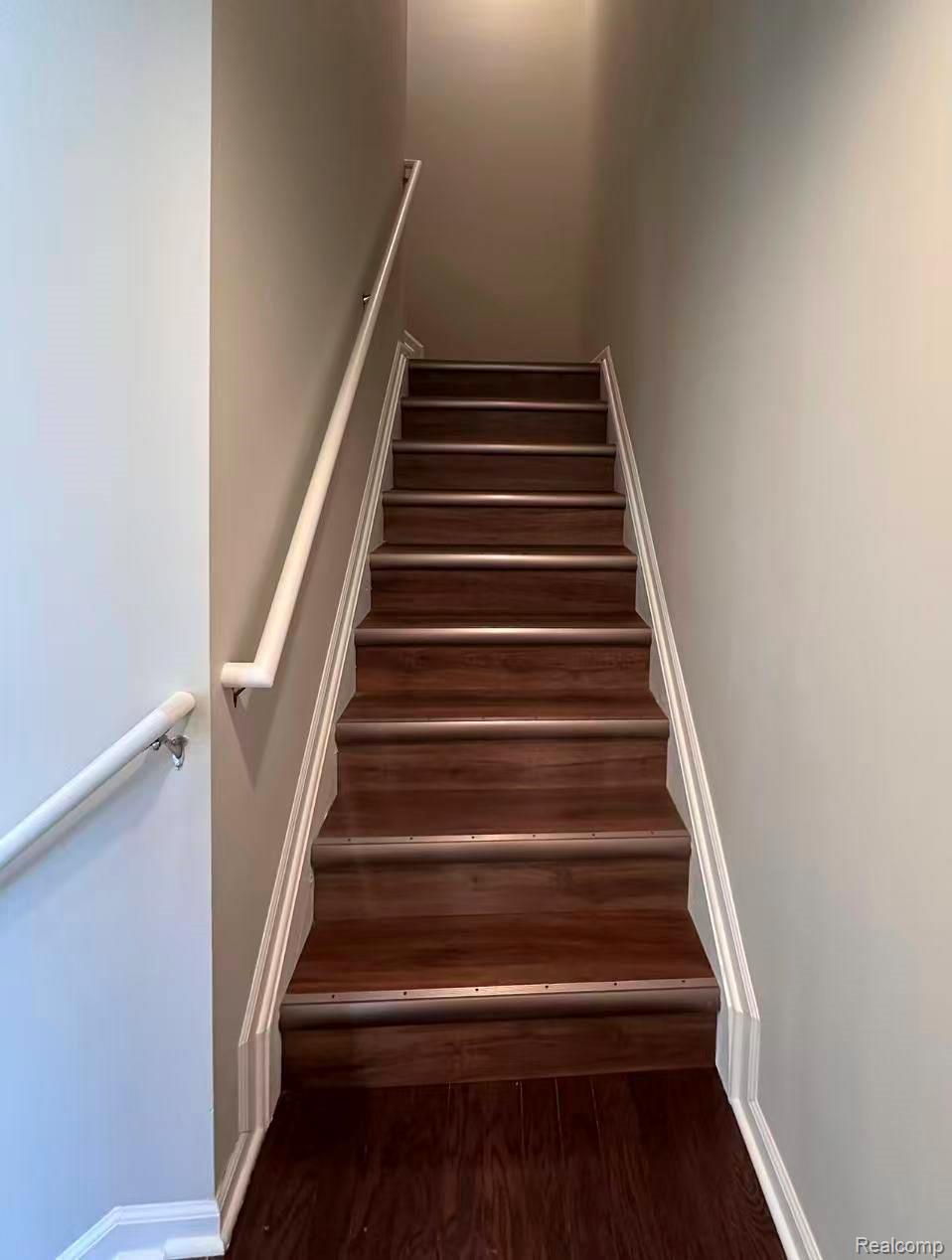 2578 Helmsdale Circle Rochester, MI 48307 - Photo 13 of 33 Wood-finish stairs with continuous handrail and painted risers