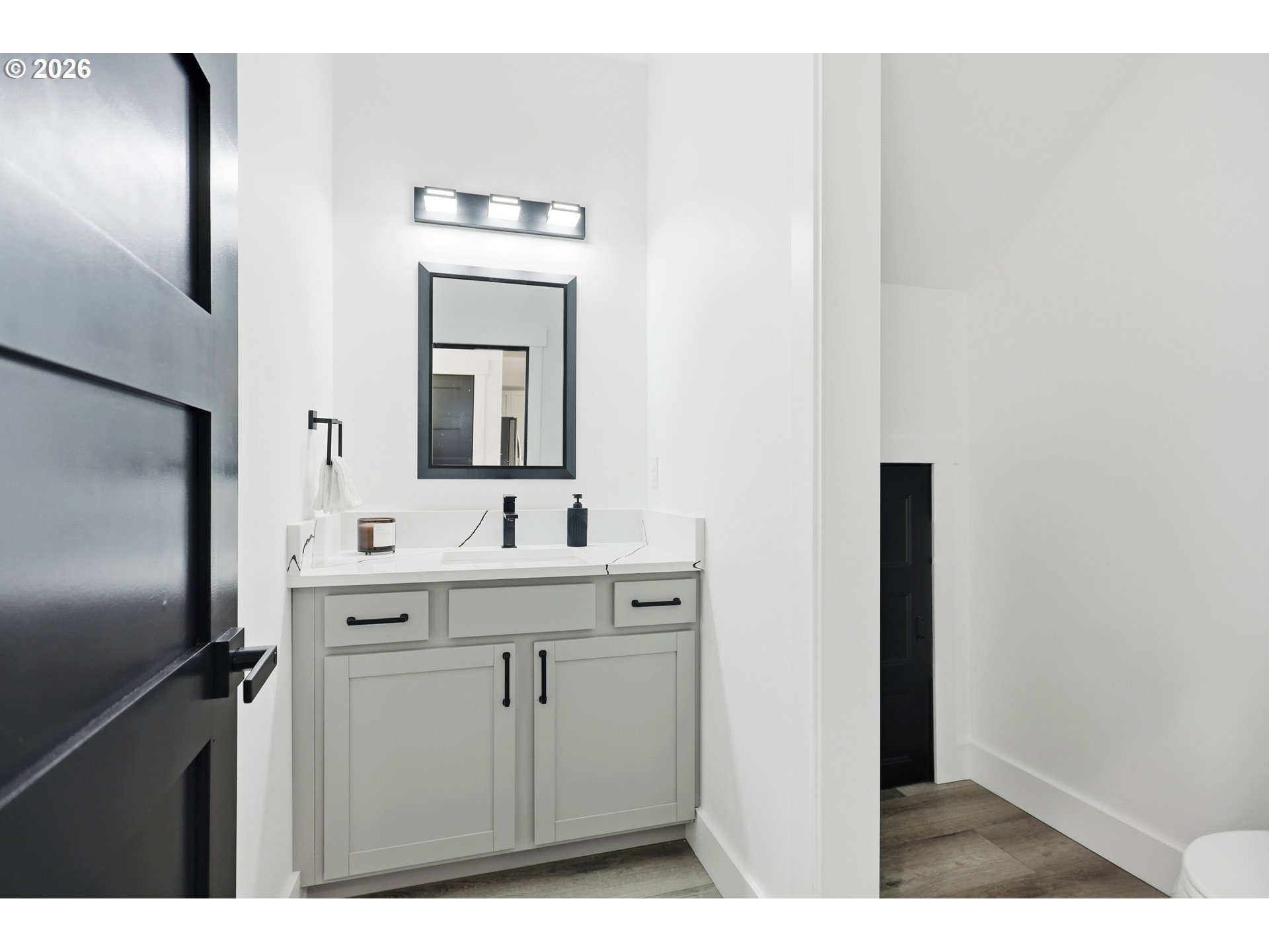 511 East Collins Street Goldendale, WA 98620 - Photo 13 of 41 a bathroom with a sink and a mirror
