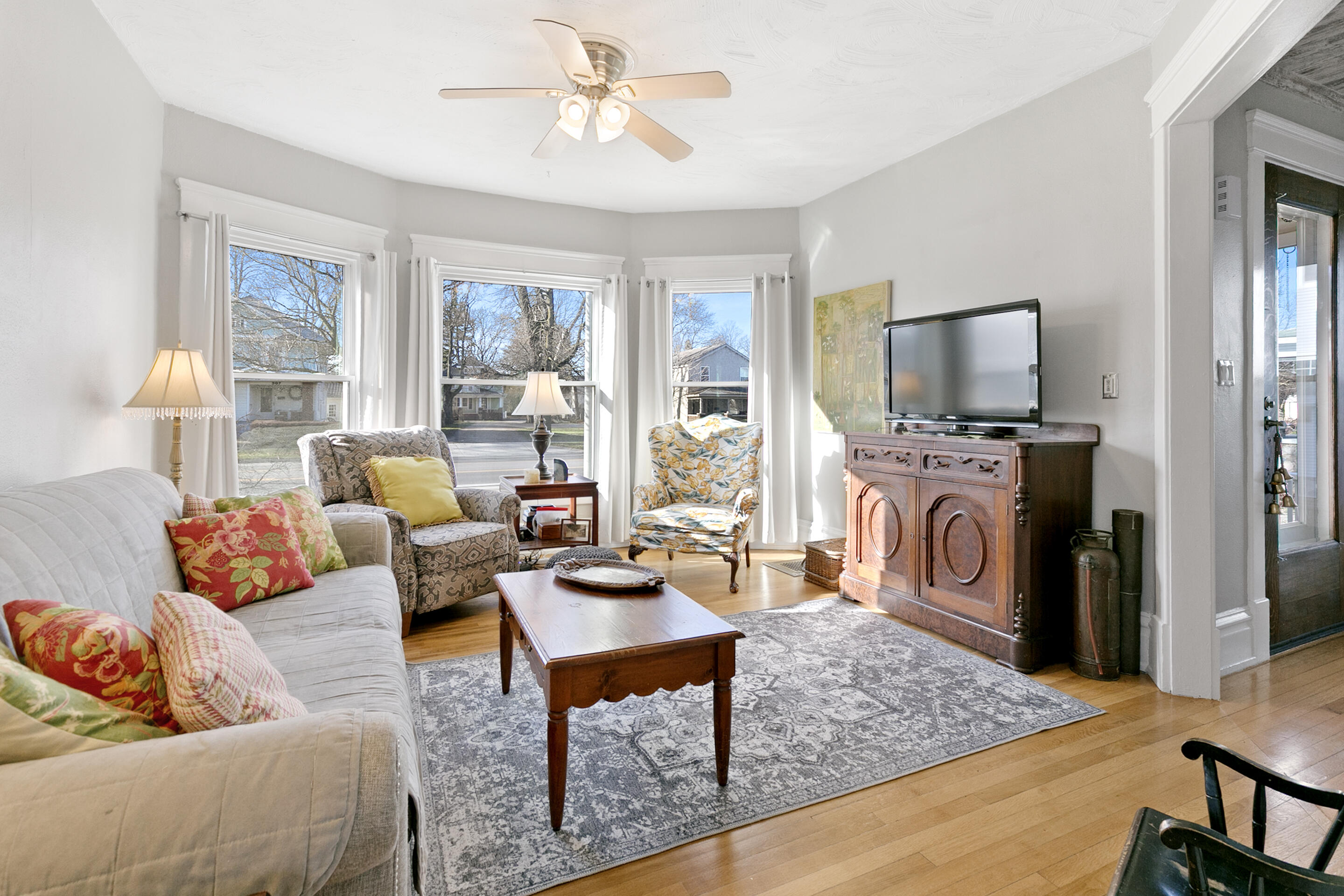 504 East Chicago Road Sturgis, MI 49091 - Photo 14 of 38 4 Living Room