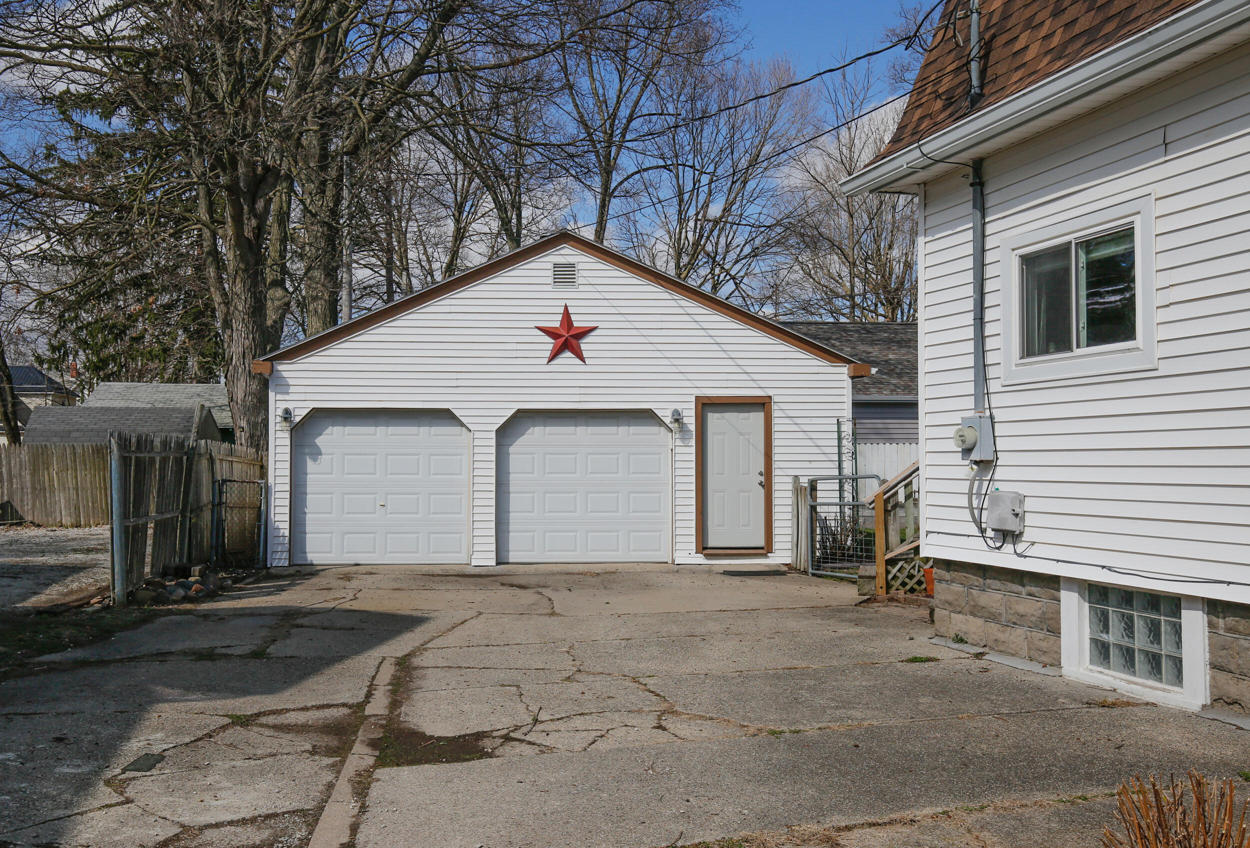 504 East Chicago Road Sturgis, MI 49091 - Photo 6 of 38 4 Exterior Garage