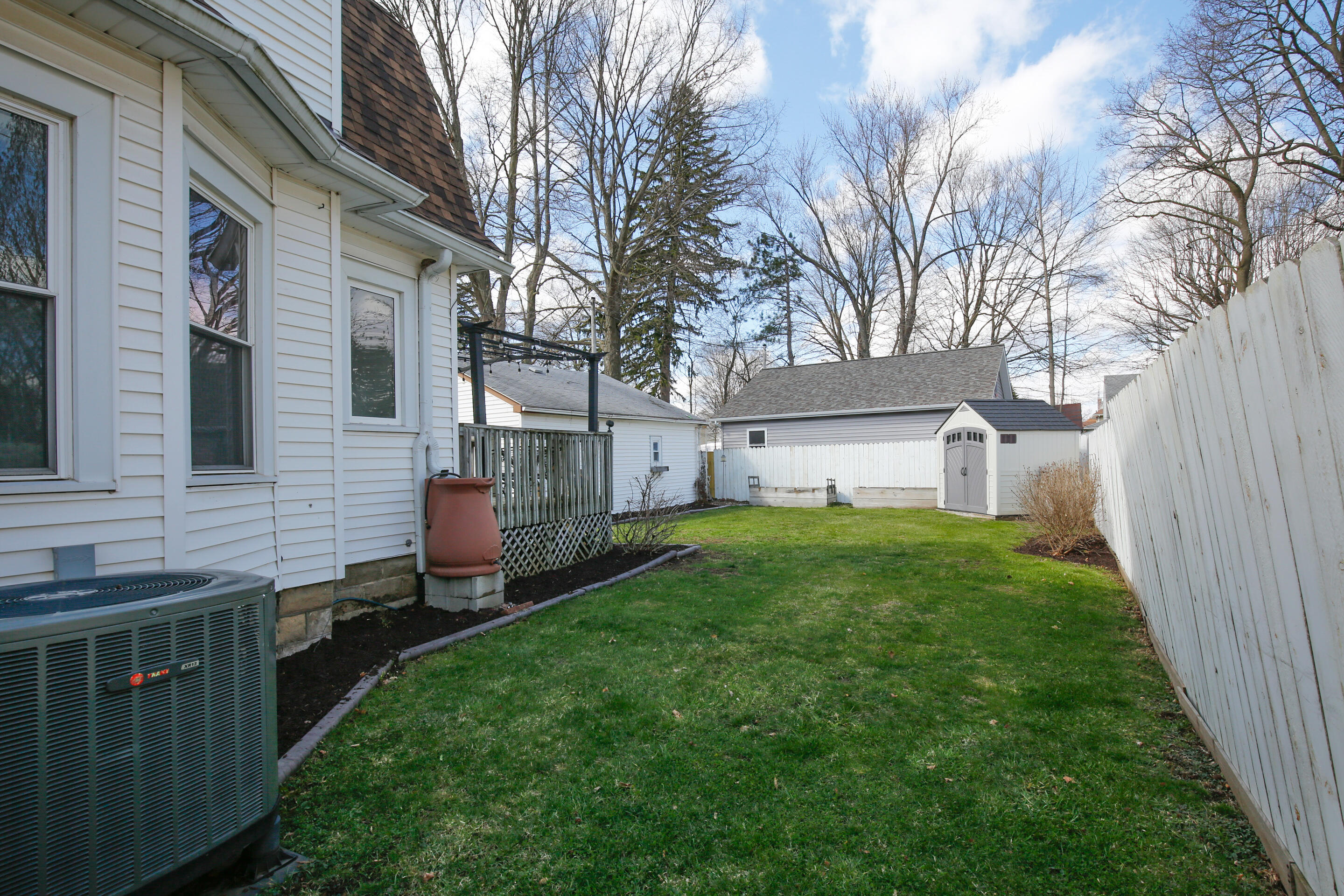 504 East Chicago Road Sturgis, MI 49091 - Photo 9 of 38 9 Side Yard 504 E. Chicago