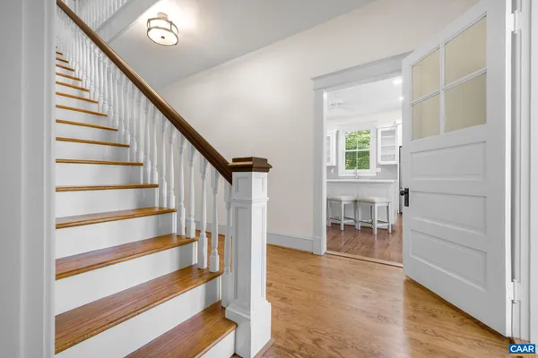 a view of an house with backyard and garden