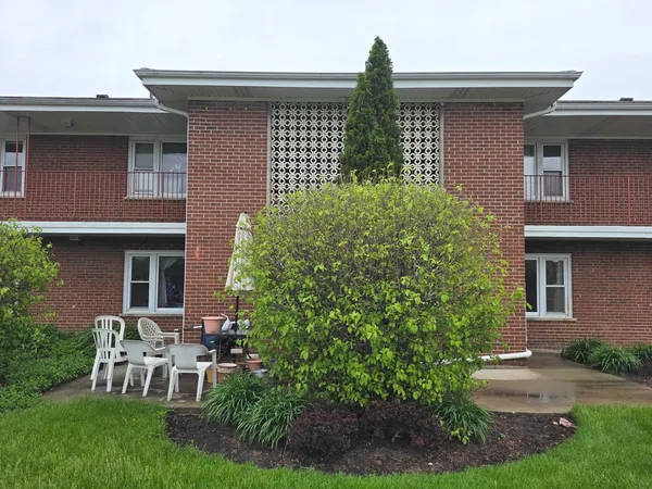 $191,000 | 1105 Holiday Lane, Unit 6, Des Plaines, IL 60016