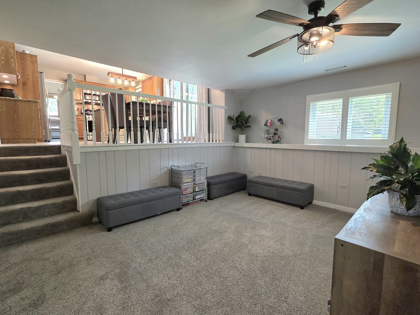 574 Aberdeen Road Frankfort, IL 60423 - Photo 15 of 37 a living room with furniture and a potted plant