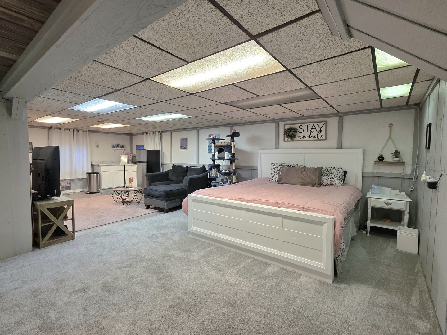 574 Aberdeen Road Frankfort, IL 60423 - Photo 17 of 37 a spacious bedroom with a bed a table and a mirror
