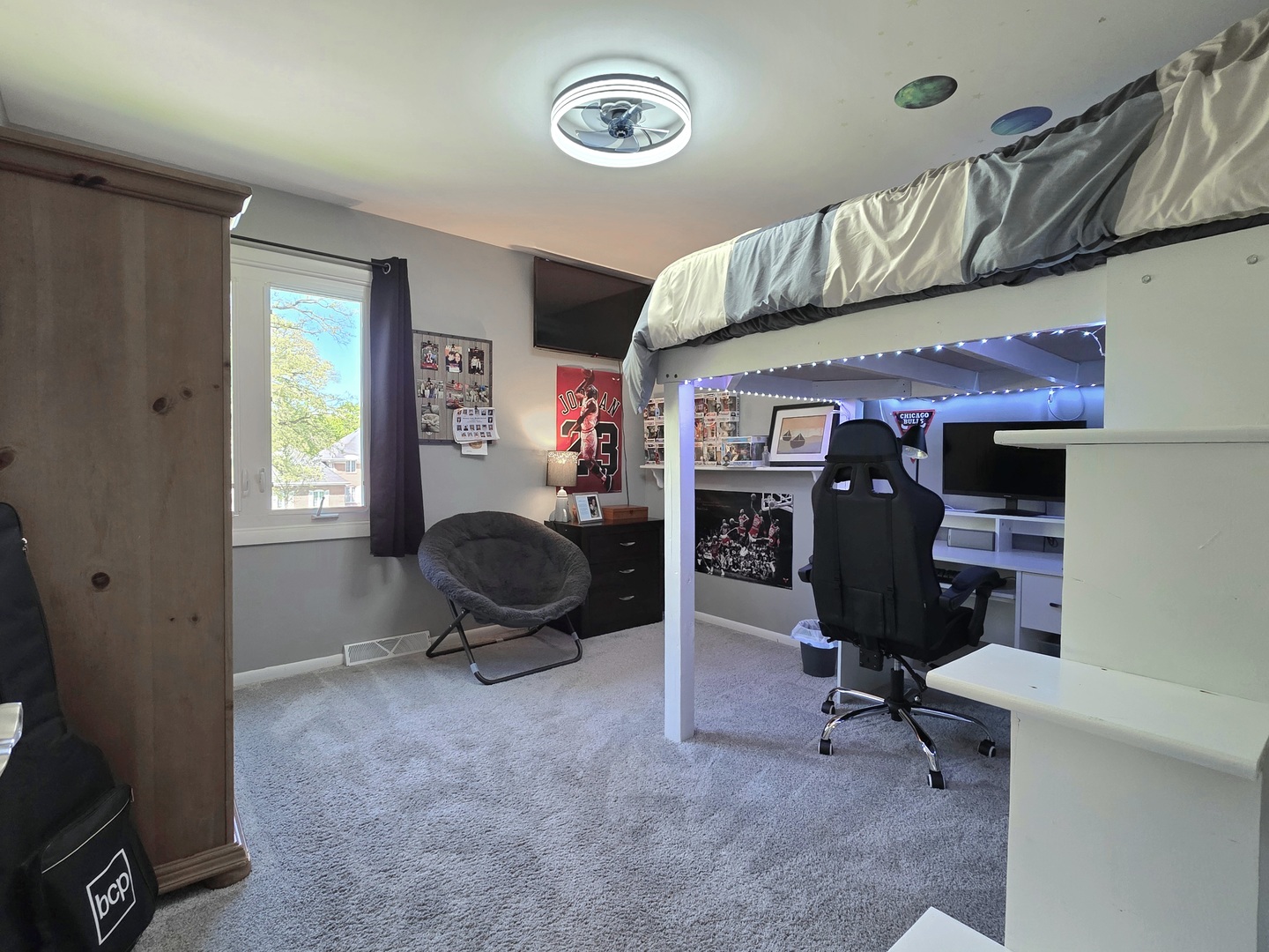 574 Aberdeen Road Frankfort, IL 60423 - Photo 25 of 37 a view of a room with workspace and windows